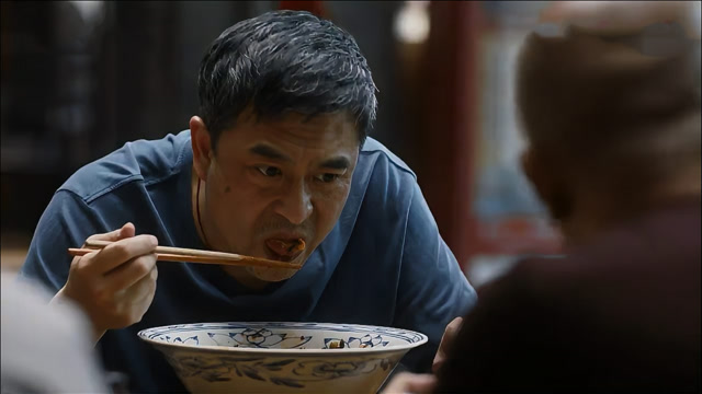 装台:张嘉译吃油泼面就蒜,老板竟免费送猪头肉和酒,下秒吃得贼香!