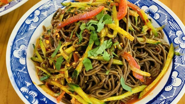 有一种蓝田的味道,叫荞麦饸饹,最好还是芥末凉调.