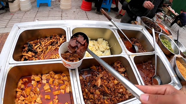 工地外面10元快餐不限量,价格便宜菜还多,难怪每天这么多人来吃