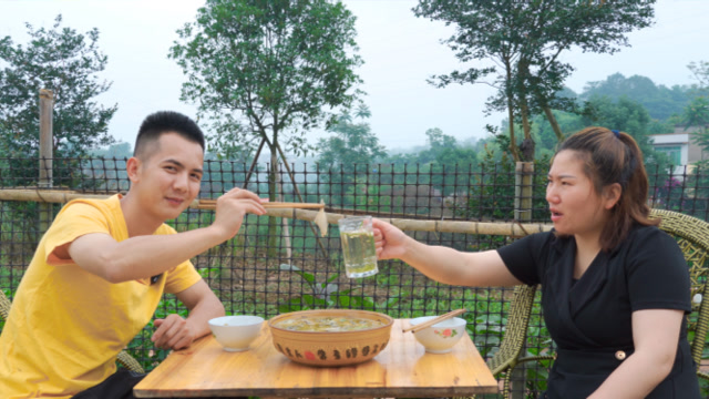 明二哥做酸菜耗儿鱼,鱼肉细嫩没腥味,40一斤贵不贵