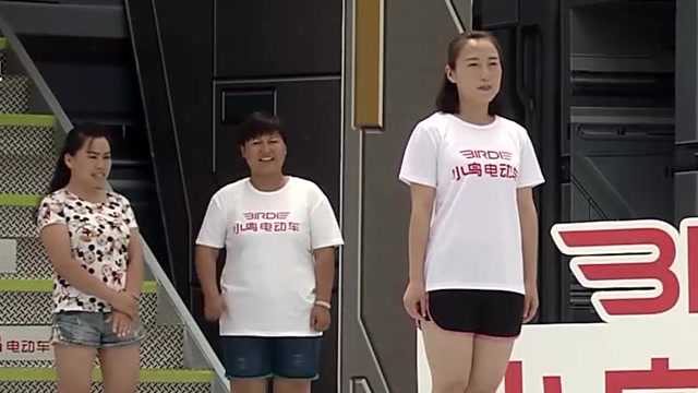 大姐脱鞋闯关奇葩操作主持人都看懵了丨男生女生向前冲