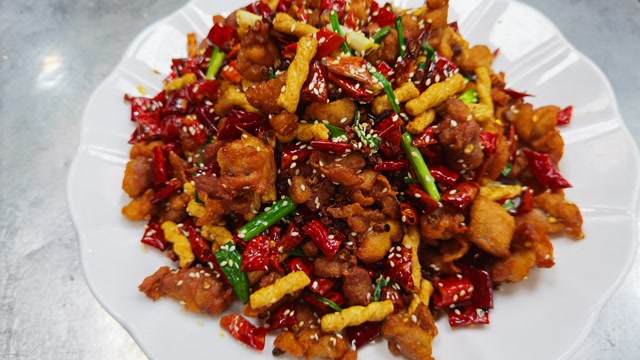 大厨分享创意菜肴:"麻花辣子鸡"的家常做法,操作简单又好吃!