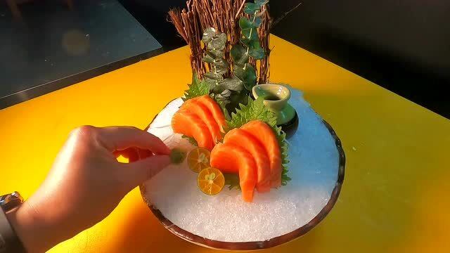三文鱼刺身开鱼全过程,最后菜品摆盘的造型太惊艳,一道菜少数两百!