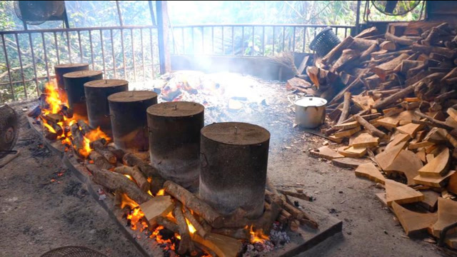 一家露天烤鸡店用铁桶烤鸡你吃过没?又酥又软直滴油