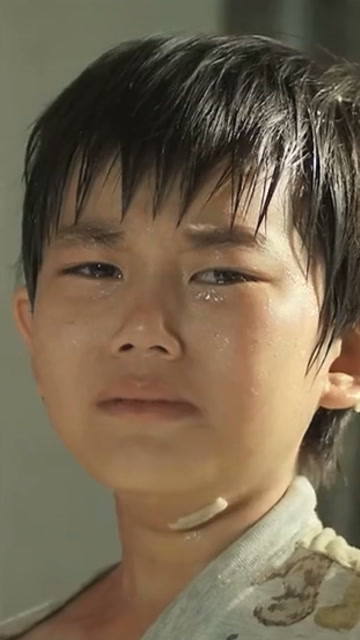 真实故事改编,看哭无数人,爸爸瘫痪在床,妈妈病逝,8岁男孩撑起一个家