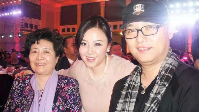 50歲孟非妻子罕見亮相,魯豫驚呼:太美了!難怪藏這麼多年不公開