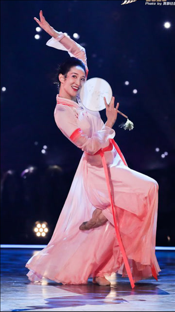 朱瑾慧有东方女子独有的美媚而不俗一颦一笑皆是风