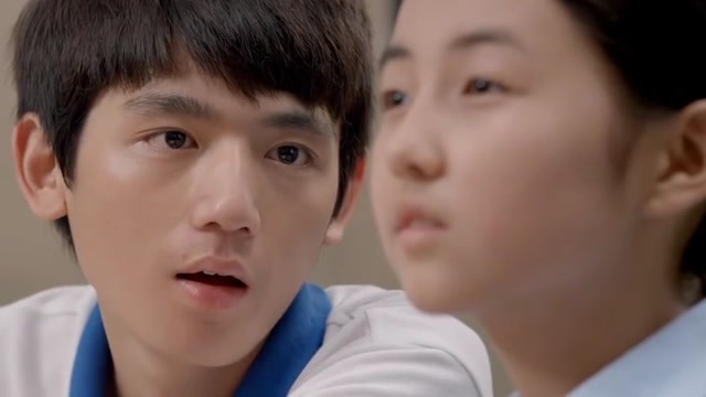 林一默默守护着周小栀,小胖欺负周小栀,林一看不下去下课揍他