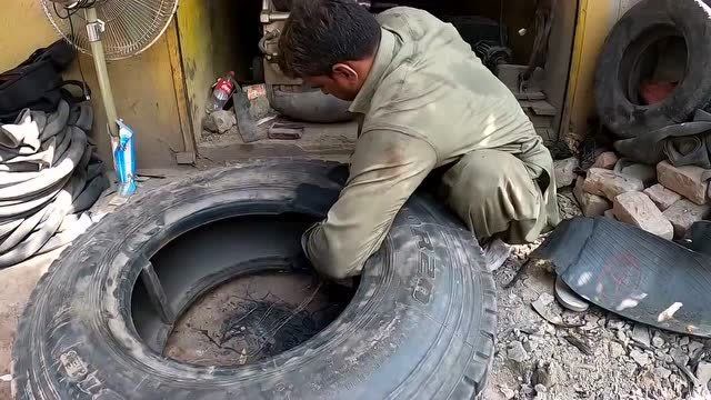 巴铁师傅教你使用火补技术,修复一条严重损坏的大货车轮胎