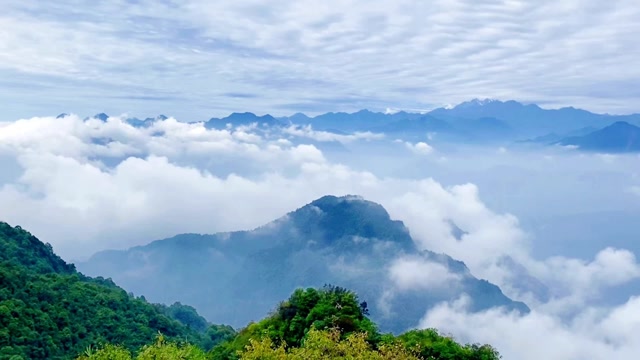 都江堰赵公山风光,云雾缭绕,如仙境一般