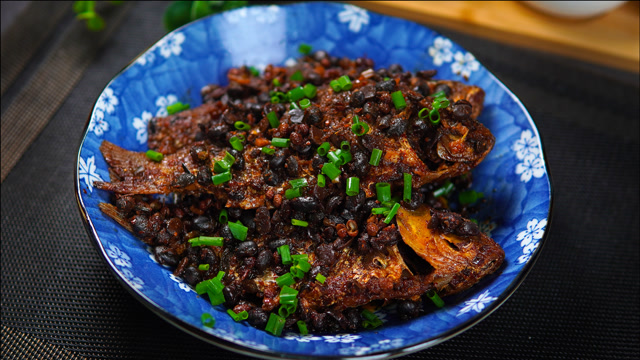 连骨头都能一起吃的豆豉鲫鱼,酥烂入味,无论老人还是小孩都喜欢