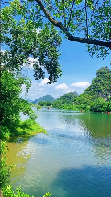 山清水秀,鸟语花香.