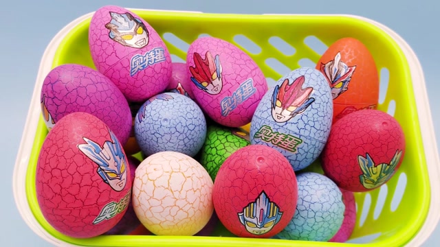 一篮子彩色奥特蛋玩具 拆出各种mini奥特曼 贝利亚奥特曼赛罗奥特曼