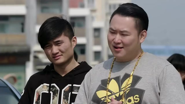 大金链子开宝马,社会人小流氓,开车差点撞伤小姑娘还讹诈军人