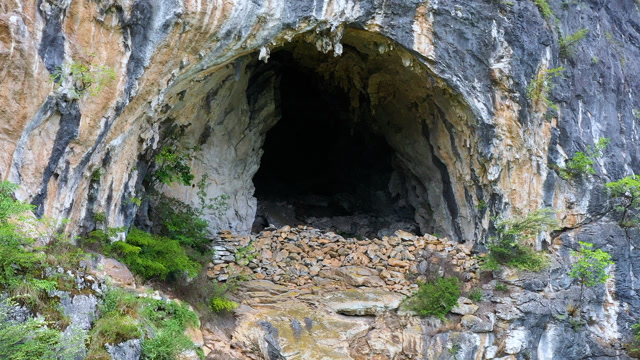 贵州筑起围墙的悬崖山洞,据说200年前住了一户人家,不害怕吗