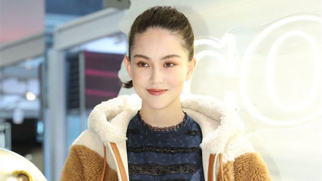 昆凌头部受伤后首次公开亮相 扎马尾笑对镜头状态好