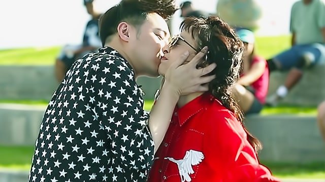 霸道强吻→潘玮柏上演捧脸杀 狠亲吴昕