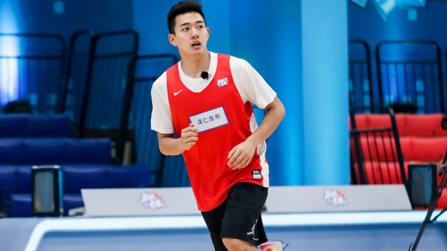 蓝队室内受专业训练,红队露天篮球场自行练习超心酸