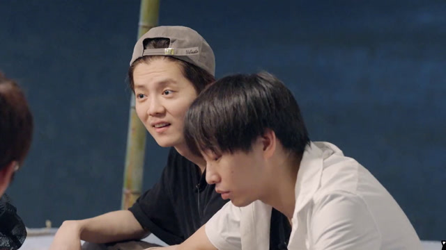 花絮:五哈团"温情时刻",鹿晗组给邓组洗脚