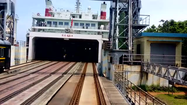 高清实拍粤海铁路z384次列车开进火车轮渡船舱内