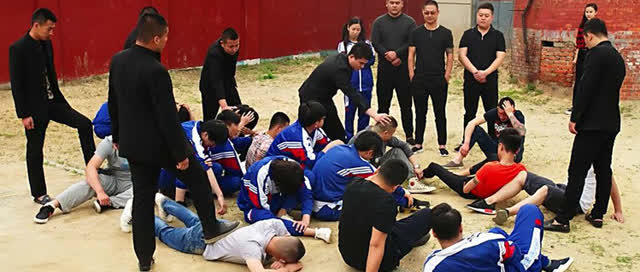 学生被小混混欺负,美女直接叫来一帮黑社会!