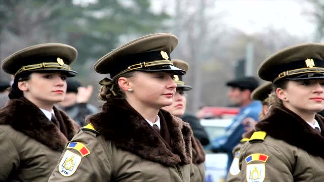 曾是中国的盟国 罗马尼亚阅兵的大兵女兵