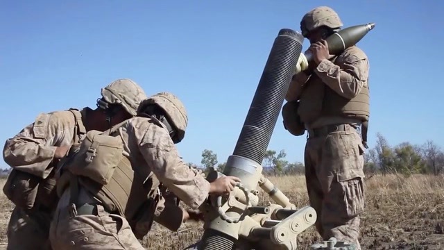 美国大兵大炮装填炮弹发射训练,话说这填弹效率有点低