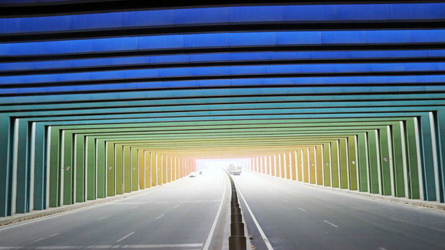 郑州惊现彩虹隧道 如梦如幻