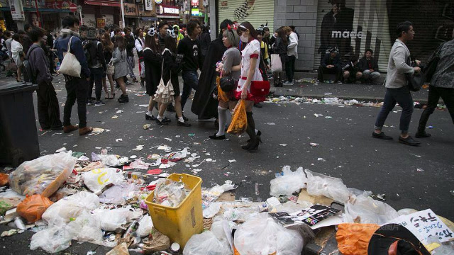 日本节日后遍地垃圾却无人清理!谁说外国人素质高?