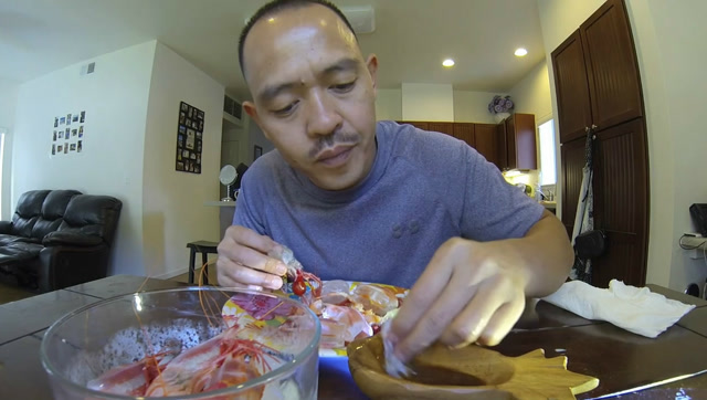 国外大叔一个人吃甜虾,蘸点调料生吃,吃的美滋滋