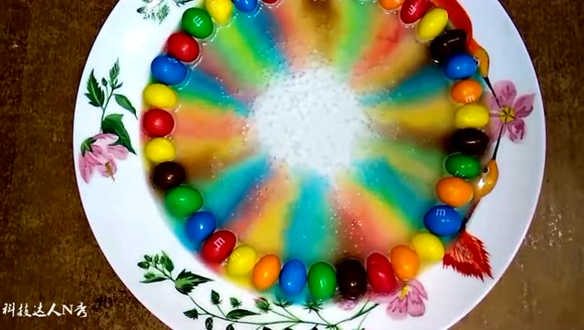 当彩虹糖遇上汽水会怎么样?最后那一刻简直美翻了!