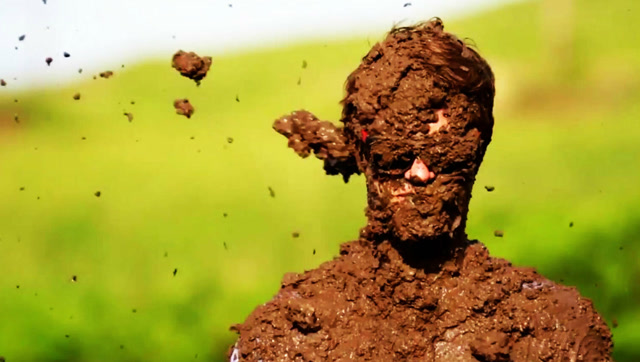 视觉盛宴般的泥巴大战,嘴里眼里都是泥,玩的还是那么嗨!