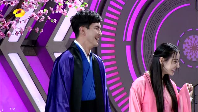 80年代歌舞厅杠把子尹正已上线 一本正经尬舞遭谢娜无情"嘲笑"