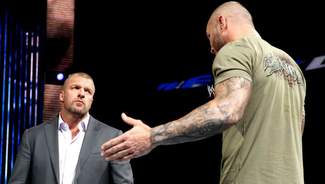 wwe:毫不留情大赛 毒蛇奥顿抱腰带落荒而逃被hhh捉回擂台