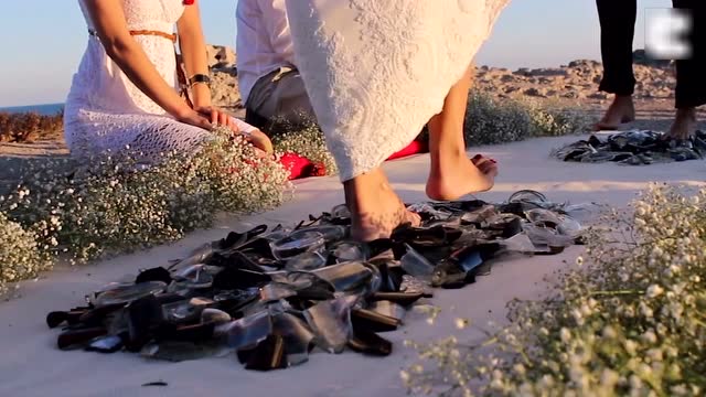 新婚夫妇赤脚踩碎玻璃 铭记结婚的日子