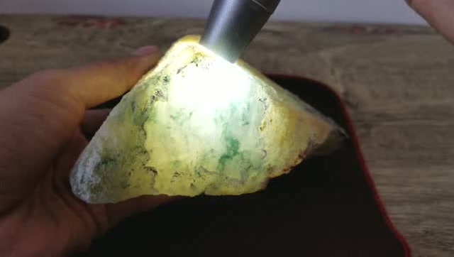 "80"后华人赌石大师高存梓,翡翠公司花千万天价请他鉴定赌石