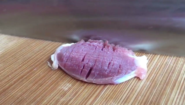 鸭胗好吃花刀难切,大厨手把手教你切出花纹状鸭胗,看一遍就会