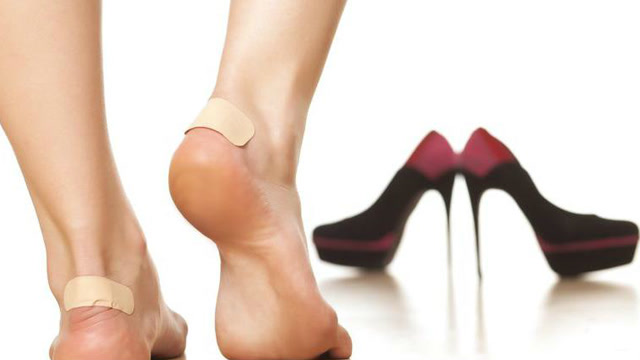 高跟鞋挤脚磨脚不合脚怎么办?几个小妙招,帮你轻松解决磨脚问题