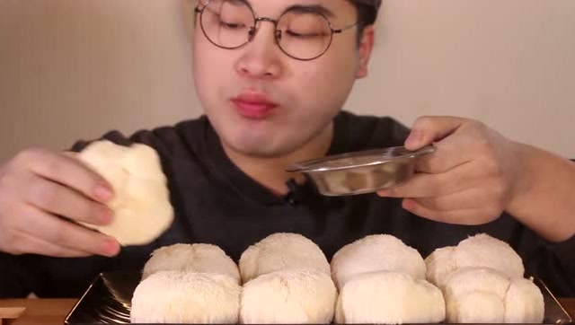 donkey生吃10个猴头菇,一口下去,粉末四溅!