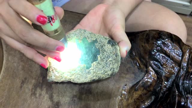 赌石"流氓窗"让人咋舌!开个窗的翡翠变收藏级