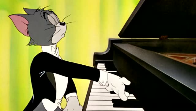 优雅端庄的汤姆,一脸高傲的弹琴,好像知道他怎么踩踏板