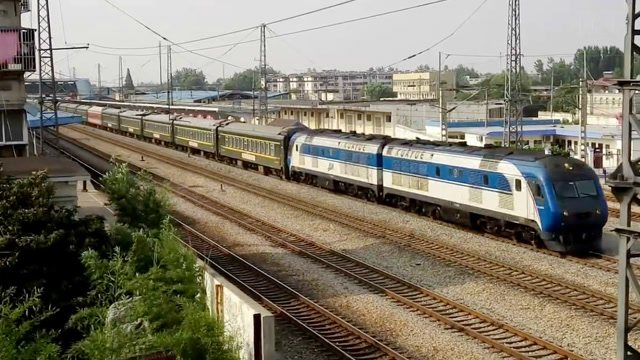 济南开往昆明的火车 df11g牵引k491次通过宿州站