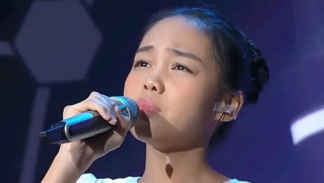 11岁小女孩挑战韩红的《天亮了》 唱哭全场观众