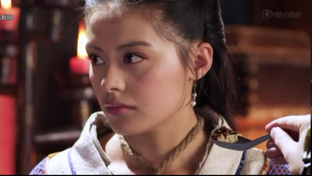 隋唐演义宇文成都把刺客玉郡主绑起来喂她吃饭玉儿不吃