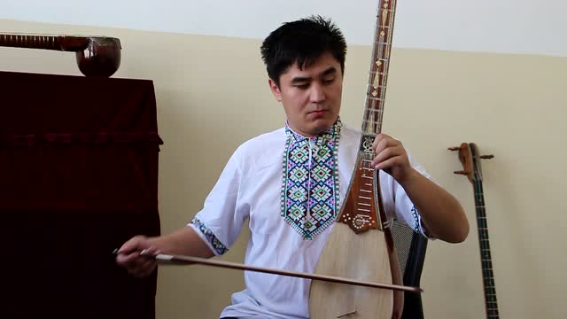 新疆的音乐老师用民族乐器萨塔尔演奏西游记插曲
