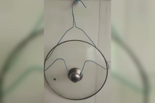 用铁丝衣挂做一个锅盖架,方便非常又省事!