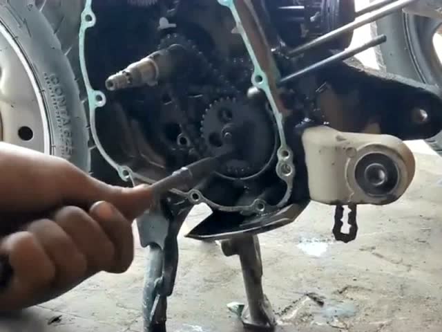 进口铃木摩托车发动机坏了,修车工拆开一看冷汗下来了,不会修啊