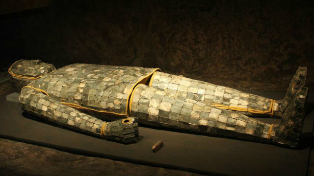 专家挖出千年大墓,锄头撬开双腿发软,墓主身穿金丝软甲