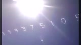 数学号码UFO排队在空中出现，人们惊呼连连