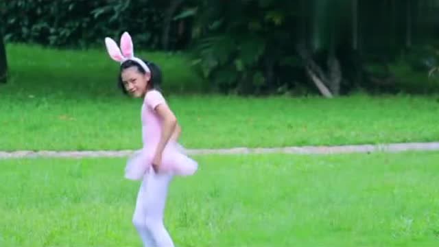 儿童舞蹈兔子舞小朋友看了都跟着手舞足蹈